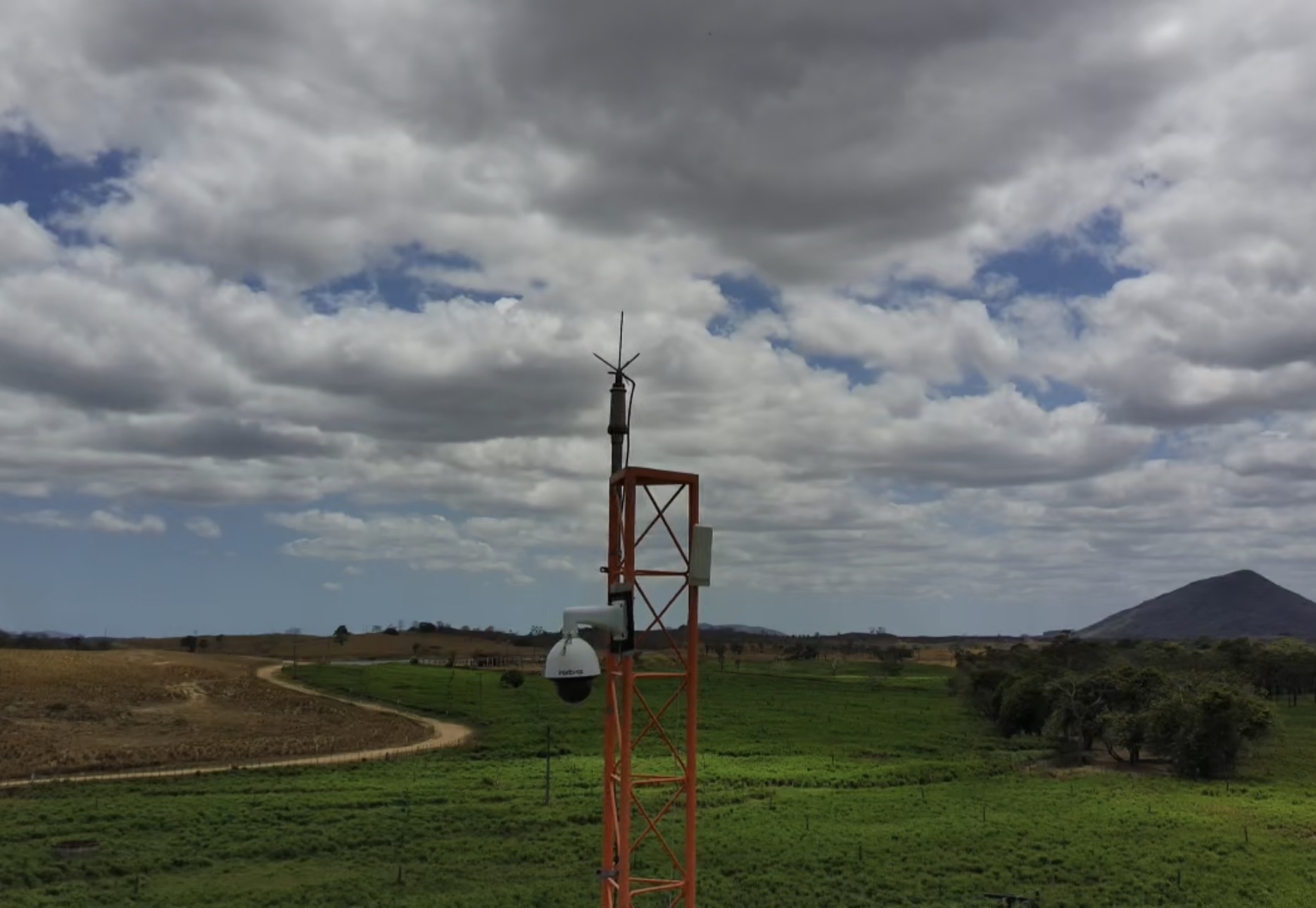 Torre com câmera Intelbras instalada pela Kr Security